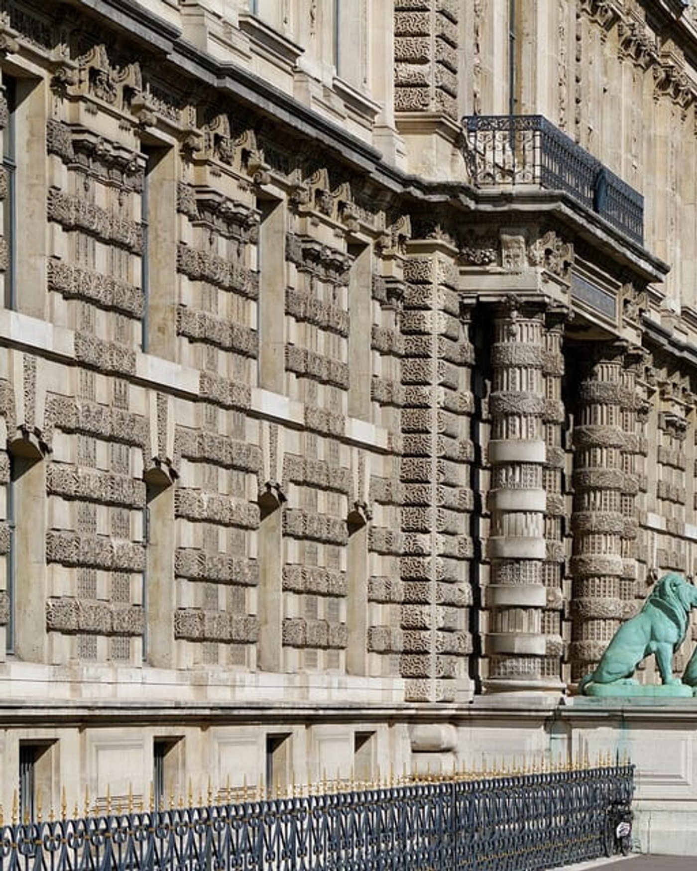 Affiche du spectacle La Mysterieuse Affaire du Louvre, Porte des Lions du Louvre - Paris