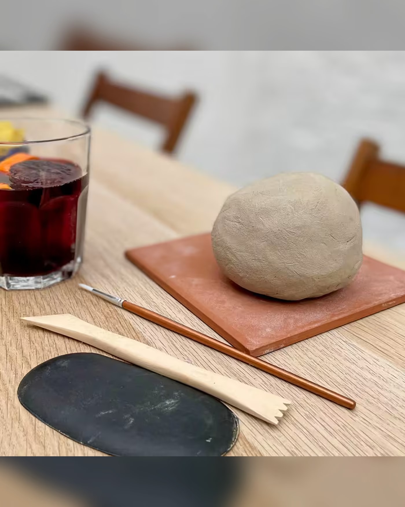 Imagen de la actividad Pottery & Vermut: taller de cerámica y vermut, Mil Vueltas Studio