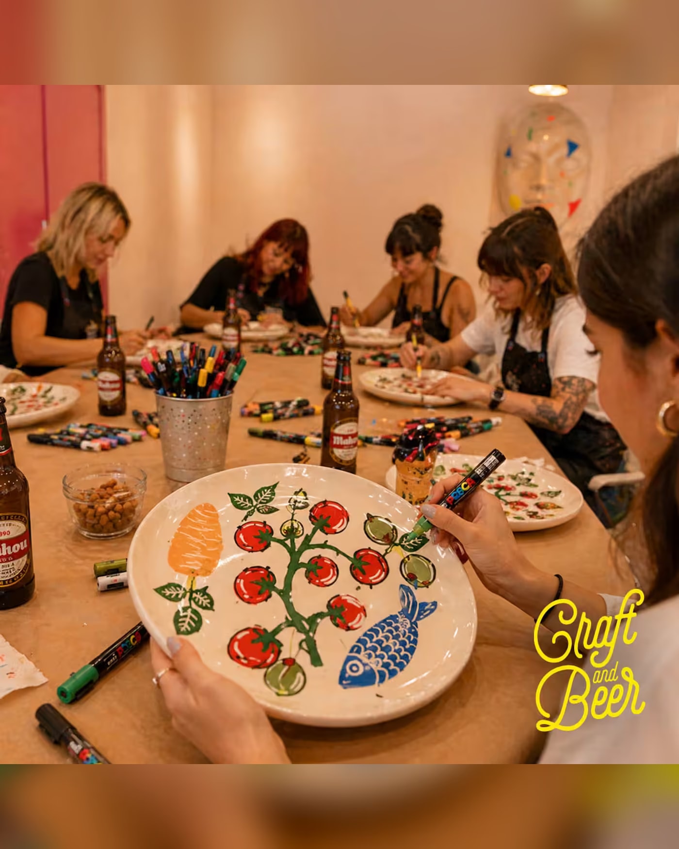 Picture for the venue Pon la mesa con estilo: diseña tu propio plato con cerveza ilimitada en Malasaña, Calle Pez 38